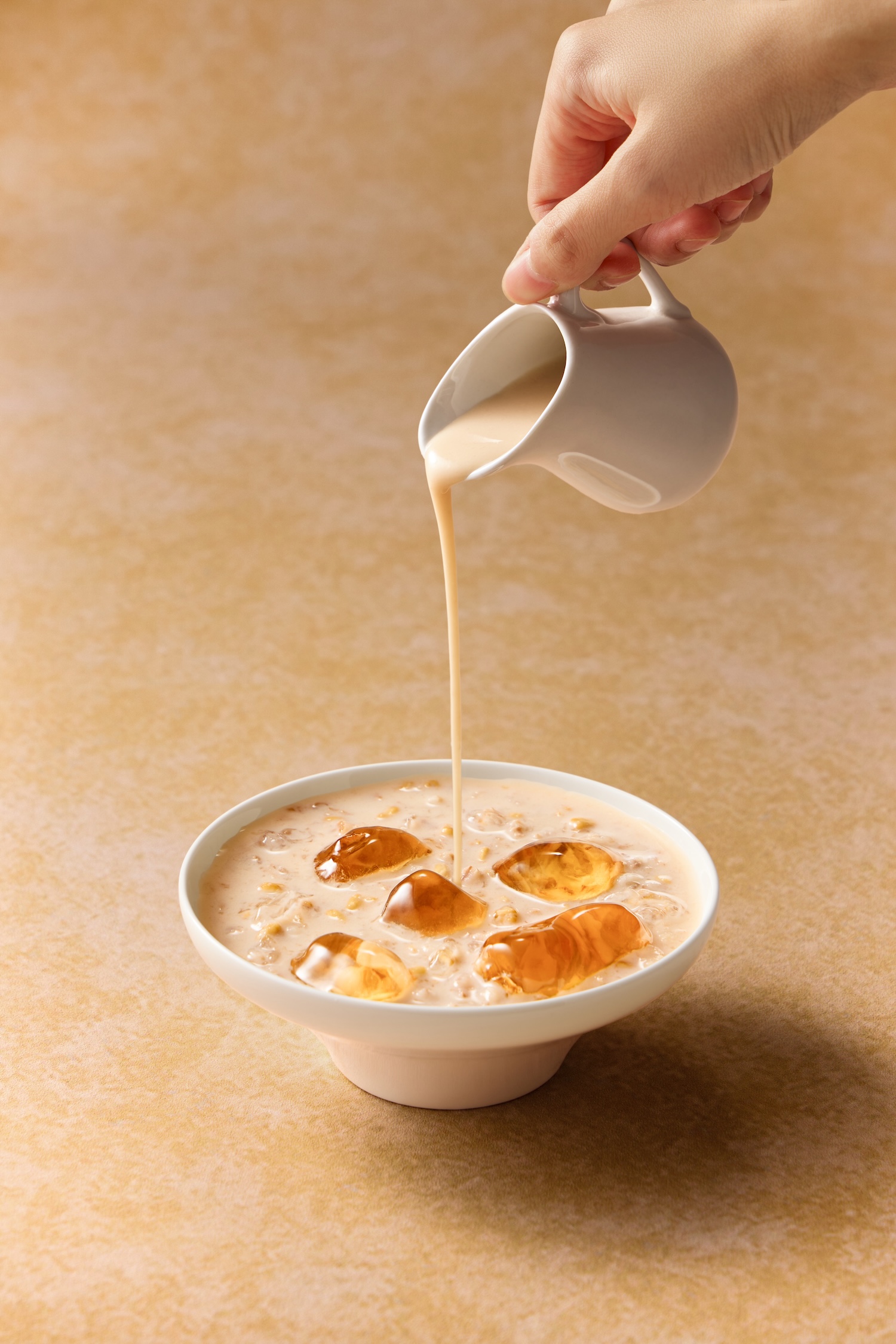 Bird’s Nest Milk Stew with Peach Gum